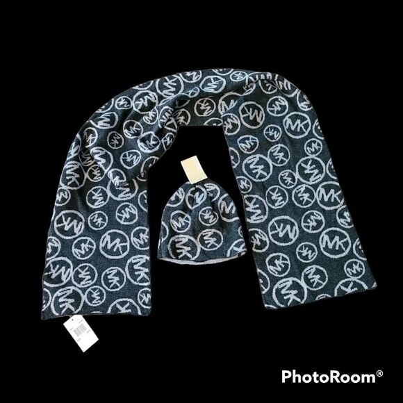 Michael kors reversible scarf and matching hat - Picture 1 of 3